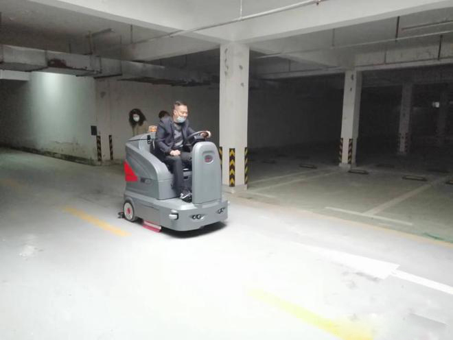 铜川小区物业保洁不用人力改用驾驶式洗地机了